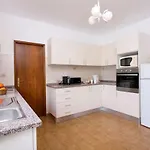 Casa Silver, Gale - Sleeps 9 Close To Amenities And Beach!