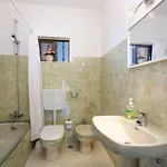 Casa Silver, Gale - Sleeps 9 Close To Amenities And Beach! Villa