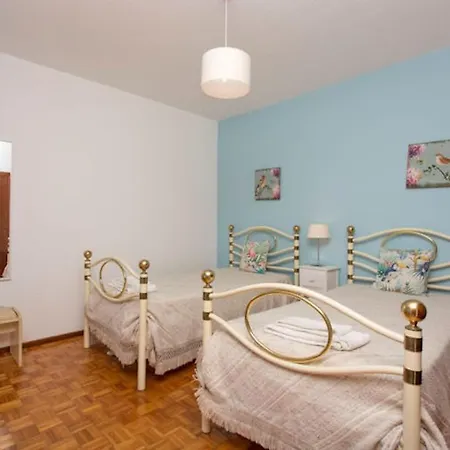 Casa Silver, Gale - Sleeps 9 Close To Amenities And Beach!