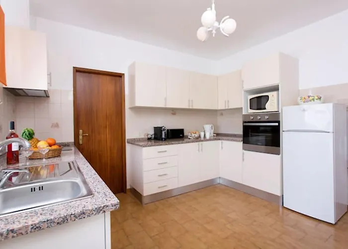 Casa Silver, Gale - Sleeps 9 Close To Amenities And Beach!