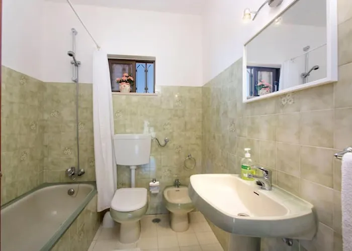 Casa Silver, Gale - Sleeps 9 Close To Amenities And Beach! Villa