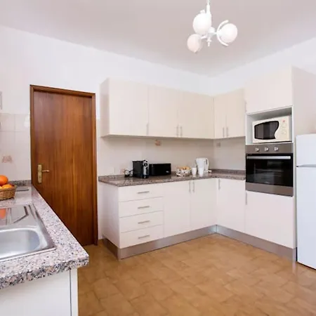 Casa Silver, Gale - Sleeps 9 Close To Amenities And Beach!