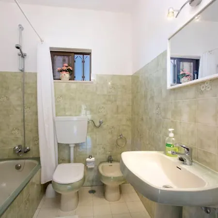 Casa Silver, Gale - Sleeps 9 Close To Amenities And Beach! Villa
